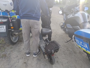 Policjanci, hulajnogi, radiowóz i hulajnoga, widok z góry na hulajnogi
