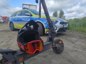 Policjanci, hulajnogi, radiowóz i hulajnoga, widok z góry na hulajnogi