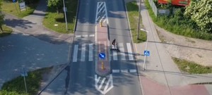 Policjanci, hulajnogi, radiowóz i hulajnoga, widok z góry na hulajnogi