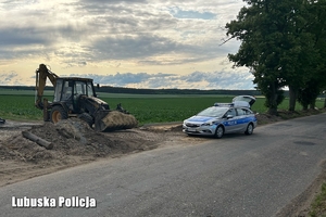 koparka, radiowóz przy drodze