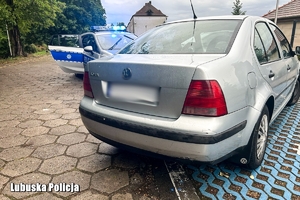 Auto, w tle radiowóz.