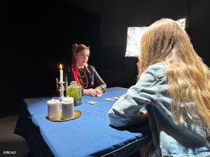 Dwie osoby przy stole z kartami, wróżby