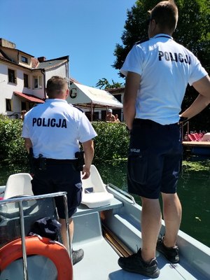 policjanci na łodzi policyjnej