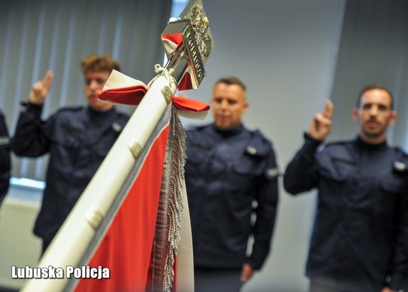 ślubujący policjanci