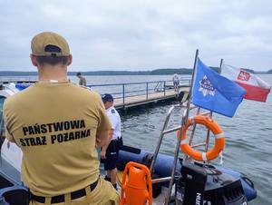 Policjant i strażak, łódź i flagi