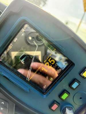 Urządzenie do pomiaru prędkości z wynikiem i autem na zdjęciu