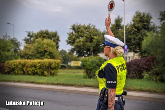 Policjanci dbają o bezpieczne powroty z wakacji