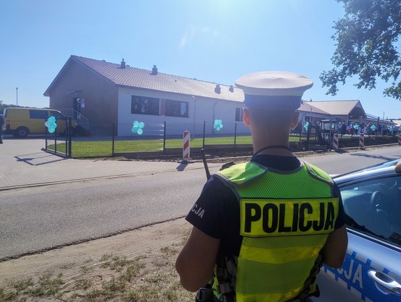 Policjanci w rejonie szkół w czasie apeli na rozpoczęcie roku szkolnego