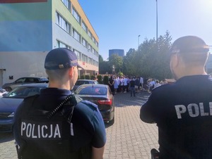Policjanci w rejonie szkół w czasie apeli na rozpoczęcie roku szkolnego