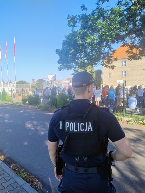 Policjanci w rejonie szkół w czasie apeli na rozpoczęcie roku szkolnego