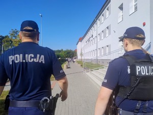 Policjanci w rejonie szkół w czasie apeli na rozpoczęcie roku szkolnego