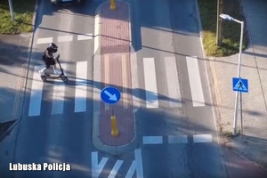 widok z góry na przejście, przeprowadzana jest hulajnoga