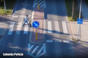widok z góry na przejście, przeprowadzana jest hulajnoga
