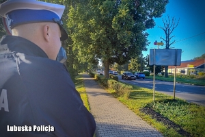 Policjant z urządzeniem do pomiarów prędkosci