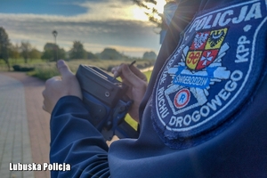 Policjant z urządzeniem do pomiarów prędkosci