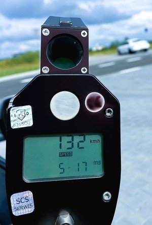radar z prędkością w tle auto