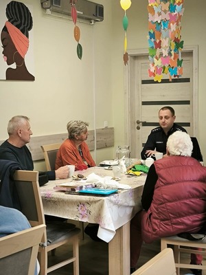 Policjant rozmawiający z seniorami