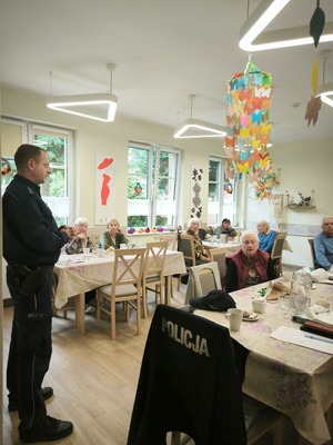 Policjant rozmawiający z seniorami