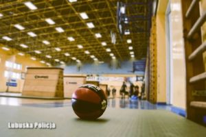hala sportowa, piłka, w tle ćwiczą ludzie