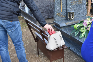 osoby zabierające portfele z kieszeni i torebek