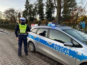 policjant przy cmentarzu