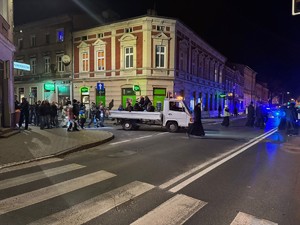 procesja idąca przez miasto wieczorem