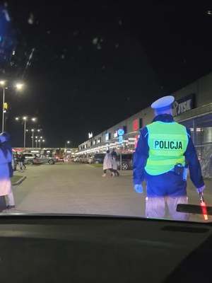 Policjanci w rejonie cmentarzy wieczorem