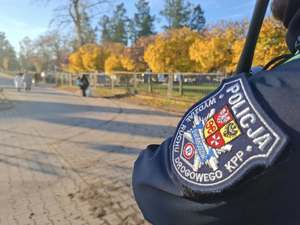 Policjanci kontrolują rejony cmentarzy