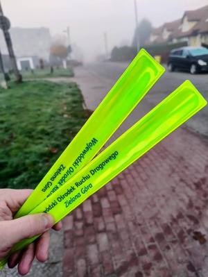 elementy odblaskowe na tle mgły.