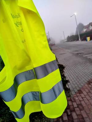 elementy odblaskowe na tle mgły.