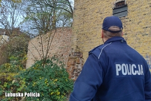 dzielnicowy, policjant w ruinach zabudowań i pustostanach