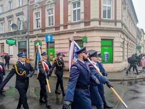 poczet sztandarowy idzie z marszu