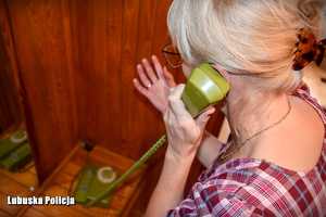 seniorka rozmawia przez telefon