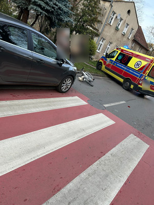 karetka, auto, rower, samochód i przejście dla pieszych