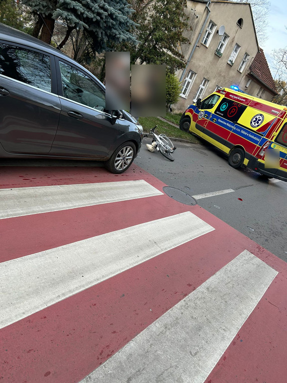 karetka, auto, rower, samochód i przejście dla pieszych