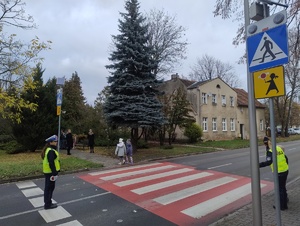 Policjantki uczą na przejściu dla pieszych dzieci jak przechodzić na drugą stronę