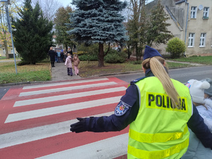 Policjantki uczą na przejściu dla pieszych dzieci jak przechodzić na drugą stronę