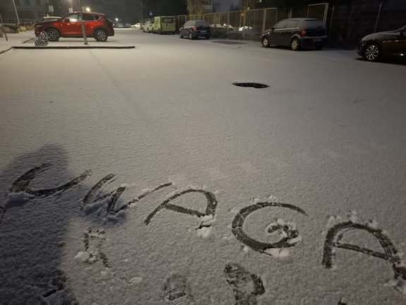 zaśnieżone ulice, na jednej napis uwaga