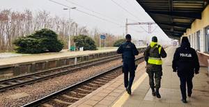 policjanci, strażnicy i żołnierze przy torach