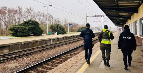 policjanci, strażnicy i żołnierze przy torach