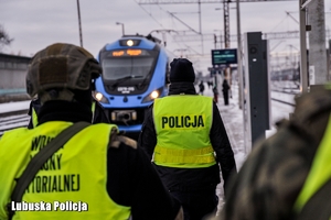 policja i żołnierze na torach