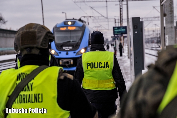 policja i żołnierze na torach