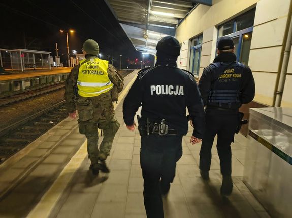 Służby w nocy przy peronie