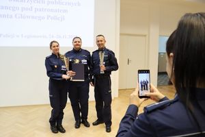 Policjanci z pucharami na scenie na finale