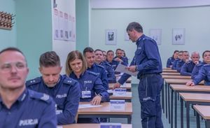 policjanci piszący egzamin