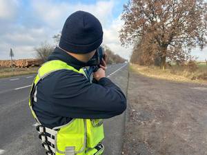 Policjanci kontrolują prędkość