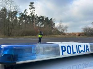 Policjanci kontrolują prędkość