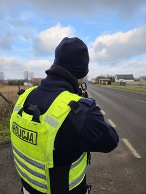 Policjanci kontrolują prędkość