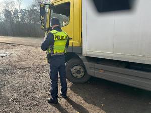 Policjanci kontrolują prędkość