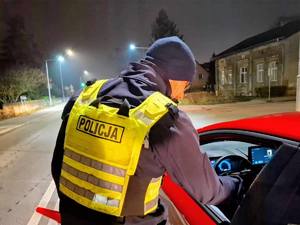 Policjanci kontrolujący trzeźwość na drodze, wyniki na urządzeniach.